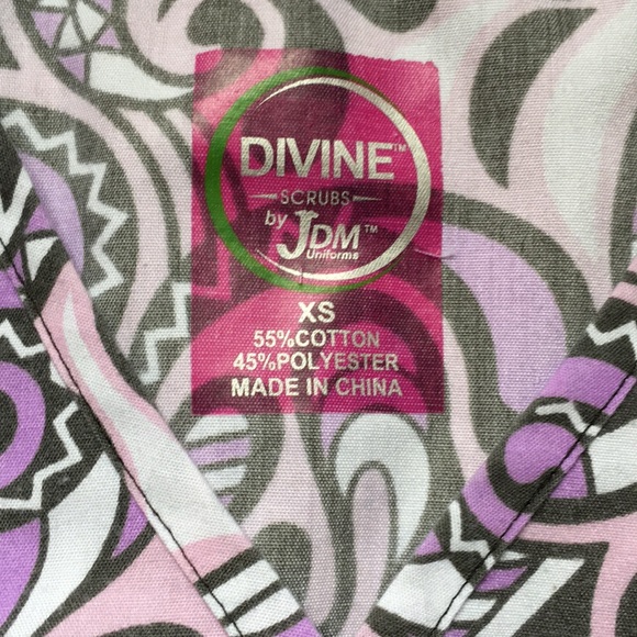 Like New Scrub Top - Picture 3 of 4